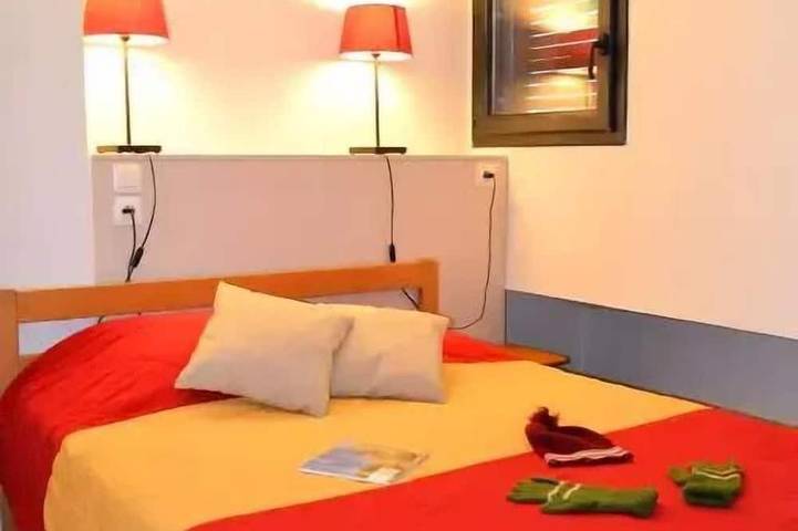 Location de vacances pour 8 personnes, avec balcon/terrasse ainsi que piscine et terrasse à Saint-Julien-Chapteuil