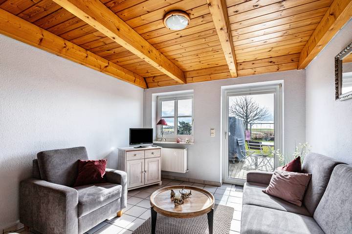Entire apartment, Holiday Apartment "Schipp Landen Frida" with Shared Garden & Wi-Fi in Schobüll, North Friesland