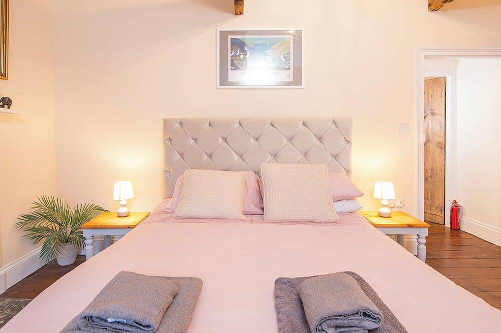 90 Main Street, Holiday Cottage Pembroke, Sleeps 4, 2 bedrooms,  bathrooms in Pembroke, Pembrokeshire