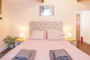 Holiday Home for 4 People in Pembroke, Pembrokeshire, Photo 2
