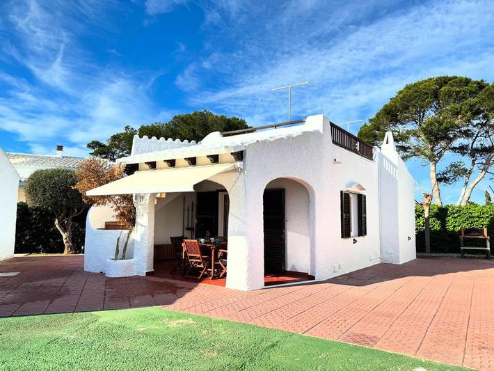 Ferienwohnung für 3 Personen, mit Pool und Ausblick sowie Garten in Cala Blanca