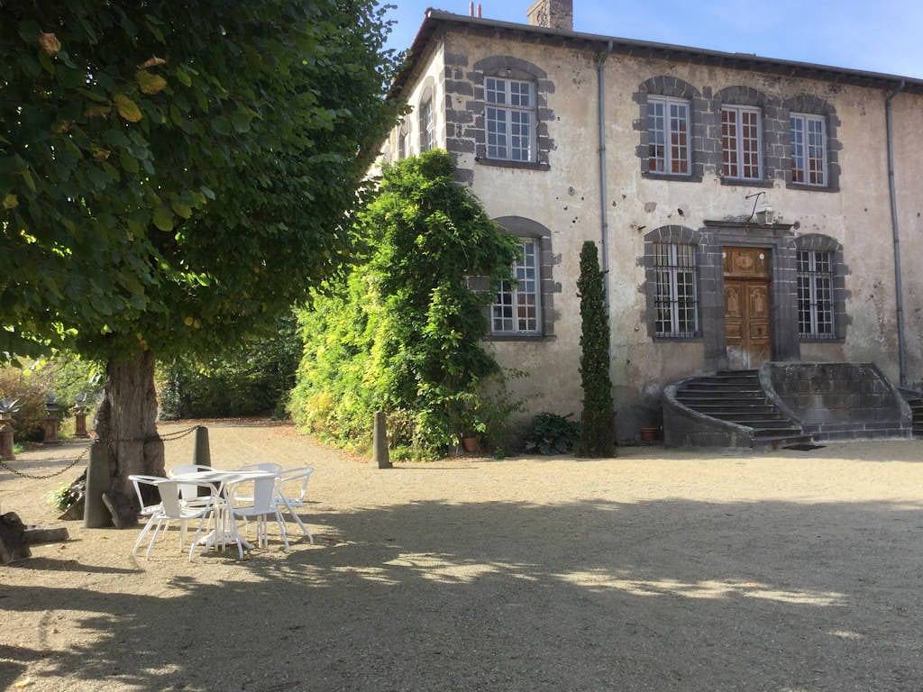 Manoir d'Aubeterre - Chambre I in Marsat, Parc naturel régional des Volcans d'Auvergne