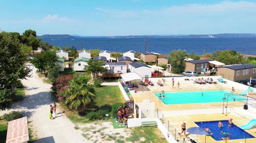 Tente pour 5 personnes, avec piscine et bassin pour enfant dans les Bouches-du-Rhône - 2