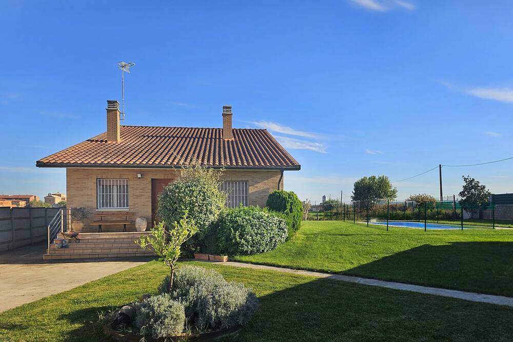 Casa rural Mi limón mi limonero con piscina vallada y gran jardín in Valtierra, Provincia de Navarra