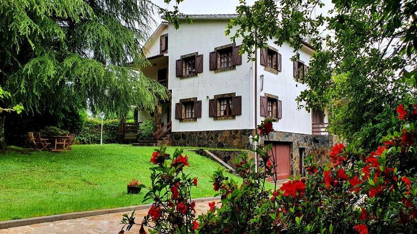 Location de vacances pour 11 personnes, avec Balcon et Terrasse ainsi que Jardin et Vue