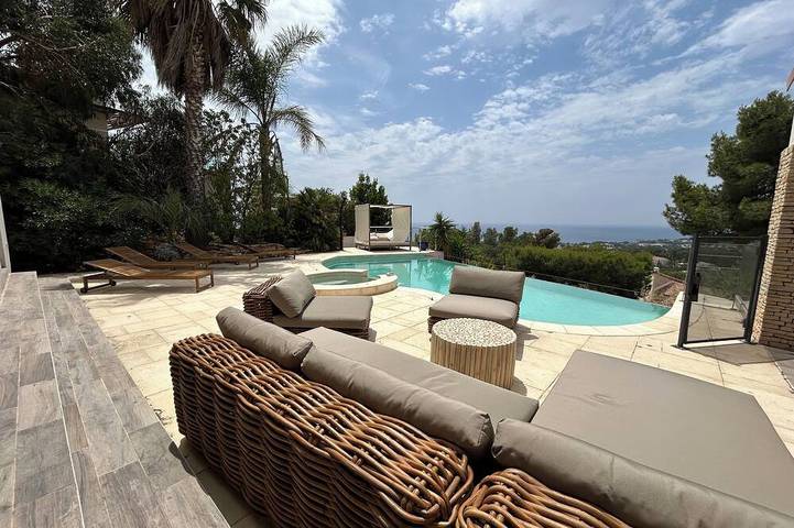 Villa pour 8 personnes, avec piscine ainsi que terrasse et jacuzzi à Bandol