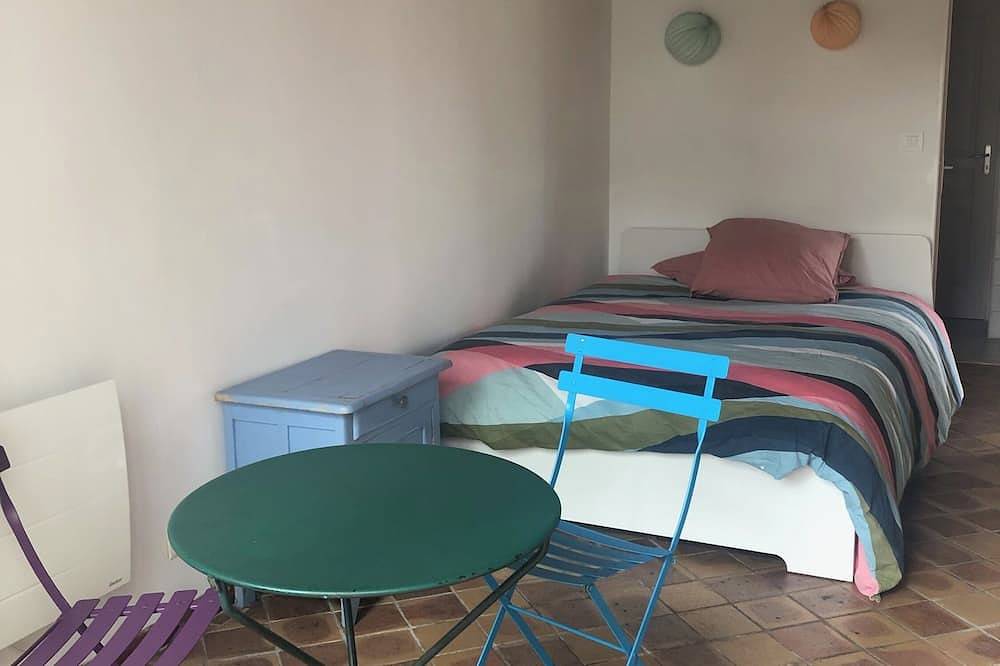 Entire apartment, Independent studio with its own entrance. in Bègles, Bordeaux region