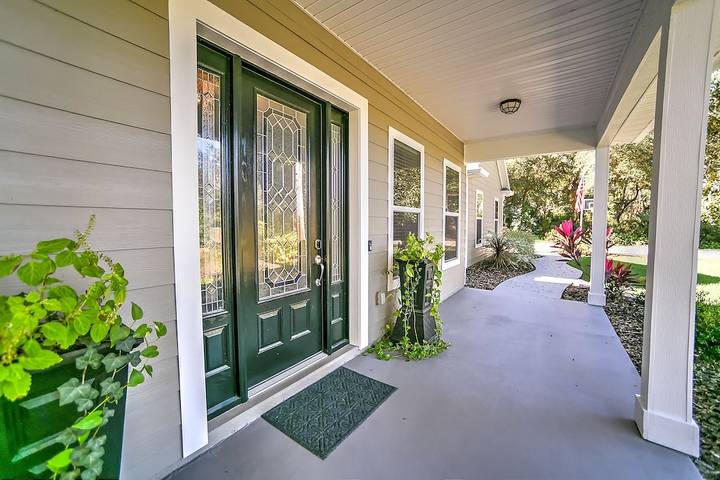 Vacation rental for 14 people, with hot tub and balcony as well as yard, with pets in Ormond Beach