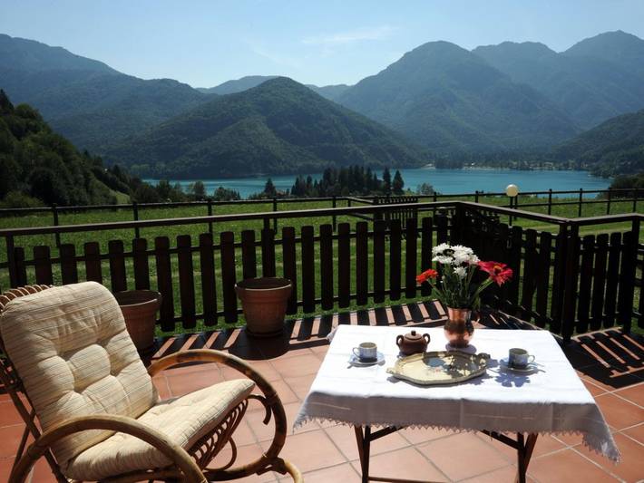Ferienwohnung für 2 Personen, mit Terrasse und Garten sowie Ausblick und Seeblick in Ledro
