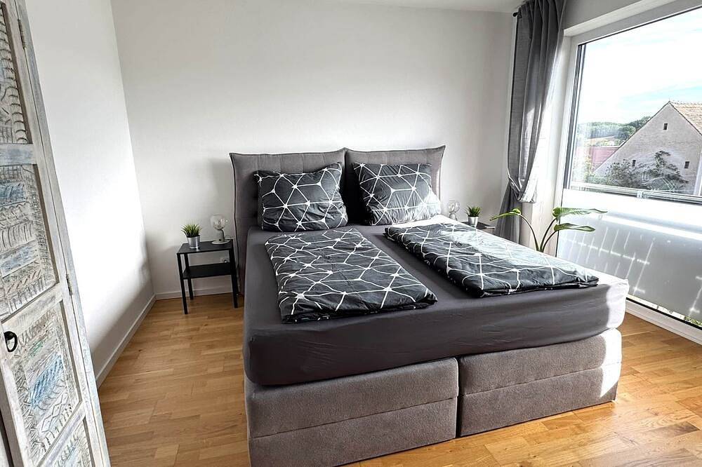 Entire apartment, Upscale living with balcony & only 10 minutes to Bamberg in Stegaurach, Upper Franconia