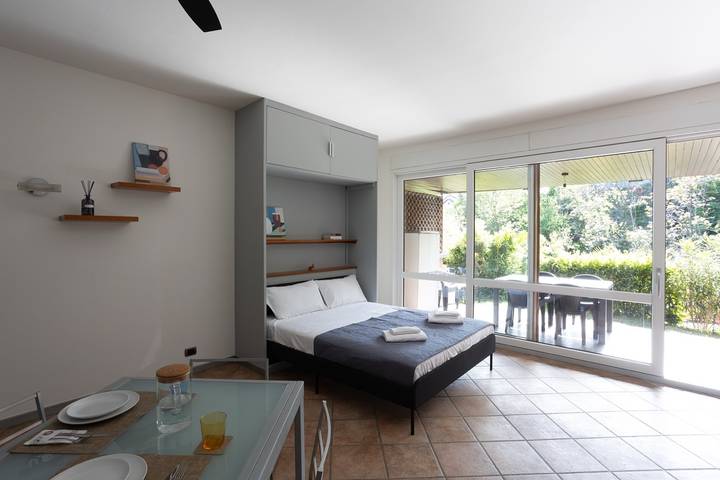 Gîte pour 2 personnes, avec terrasse et jardin ainsi que piscine et vue à Ghiffa