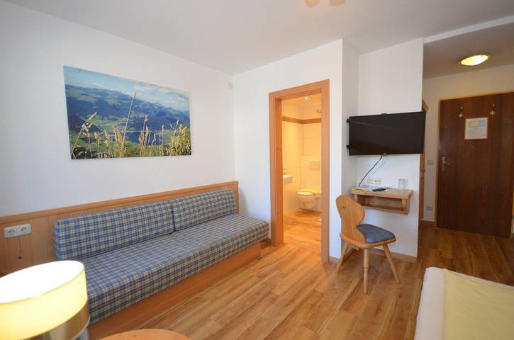 Ganze Ferienwohnung, Einzelzimmer "Komfort", Dusche, Wc, Balkon in Walchsee, Kaisergebirge