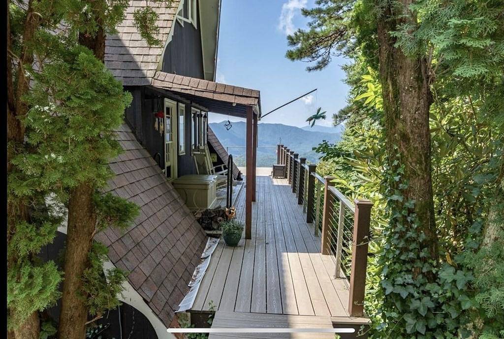 Stunning A-frame w/ hot tub & breathtaking mountain views close to pkwy & hiking in Blue Ridge Parkway, Little Switzerland