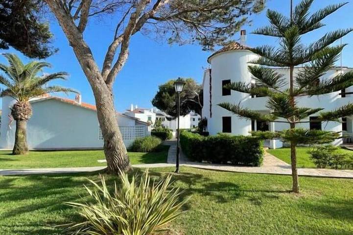Apartamento para 4 personas, con jardín y piscina en Delfines