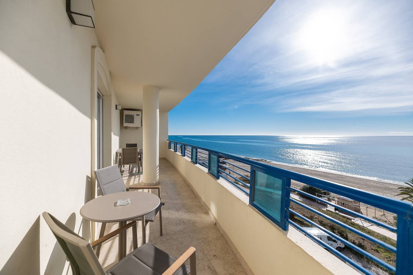 Apartamento entero, Apartamento "Marbella Playa" con vistas al mar, piscina compartida y Wi-Fi in Marbella Este, Marbella