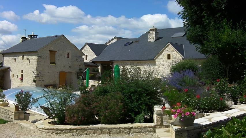 Gîte pour 5 personnes, avec terrasse ainsi que piscine et jardin