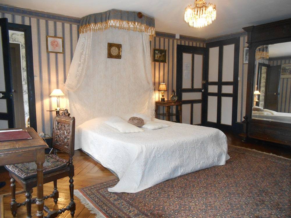 Château de Courbelimagne - Suite (2 pièces + tour + tourelle + boudoir) in Raulhac, Région d'Aurillac