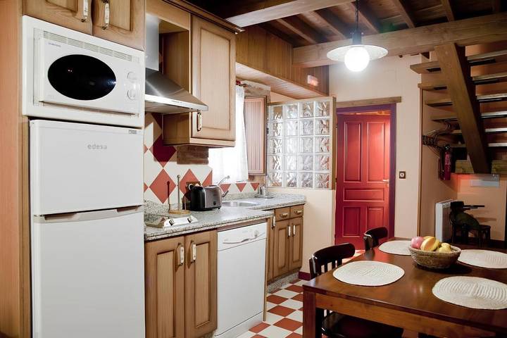 Casa rural para 5 personas, con piscina además de vistas y terraza, Se admiten mascotas en Casas del Monte - 2