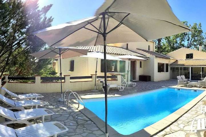 Location de vacances pour 15 personnes, avec terrasse et jardin, animaux acceptés à Martignargues