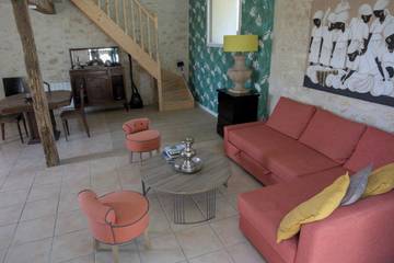 Gîte pour 6 personnes, avec vue et jardin ainsi que piscine et terrasse, adapté aux familles à Pujols (Gironde)