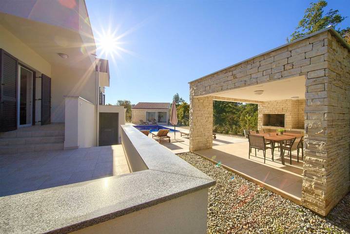 Villa pour 8 personnes, avec jardin ainsi que terrasse et piscine, animaux acceptés à Vrbnik - 4