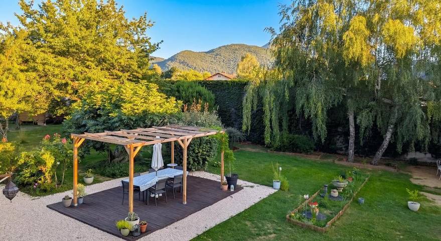 Location de vacances pour 15 personnes, avec Balcon et Terrasse ainsi que Jardin et Piscine dans Izaut-de-l'Hôtel