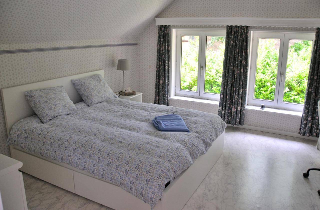 Chambres d'hôte dans une Villa 4 façades - quartier vert et boisé - 5 kms de Namur in Wépion, Namur