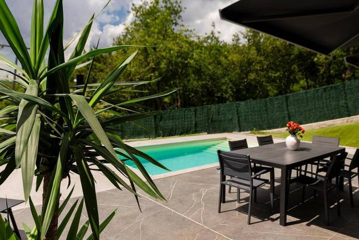 Escapadas de fin de semana para 8 personas, con vistas además de piscina y jardín en Bilbao