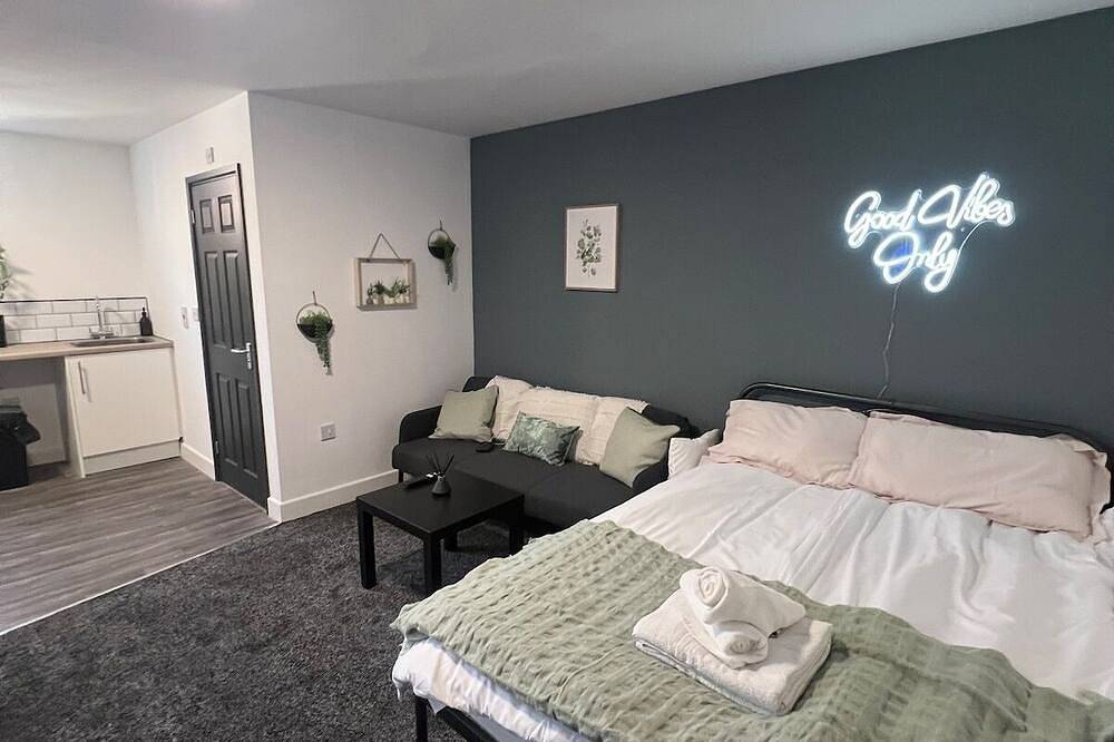 Entire apartment, Studio Apartment - 2 Guests in Wolverhampton, Birmingham Area