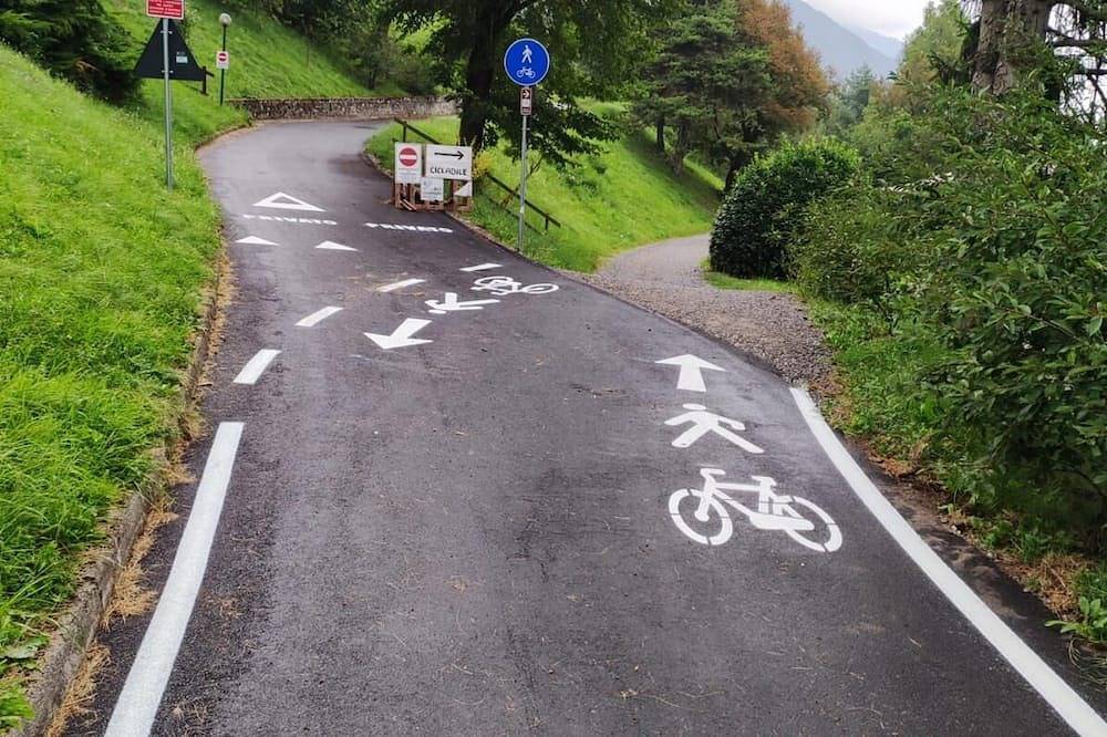 Lake house, lodge style, private beach and indoor bicycle path. in Anfo, Gardasee-Berge