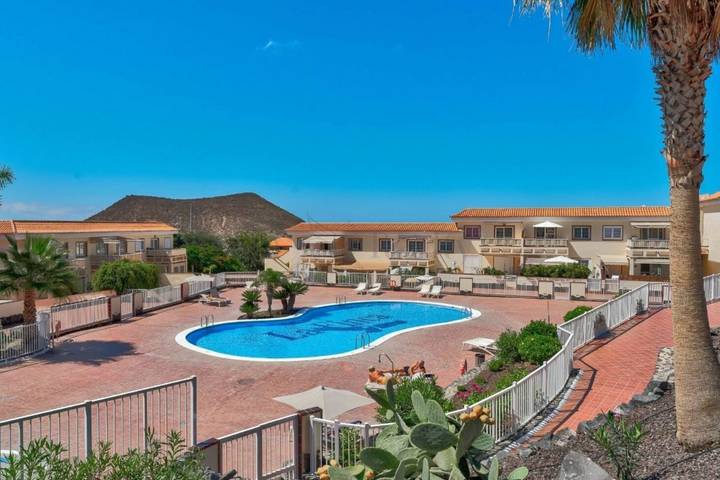 Apartamento para 4 personas, con Terraza además de Jardín y Piscina en Chayofa