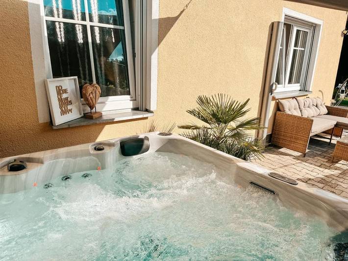 Ferienwohnung für 8 Personen, mit Balkon und Whirlpool sowie Terrasse und Garten