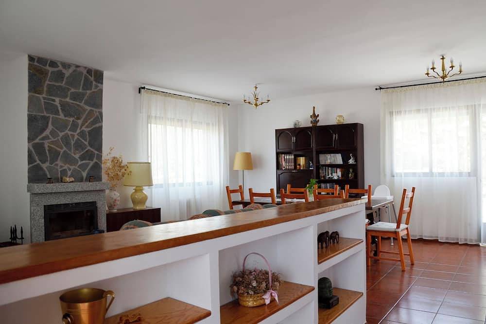 Avalon House 102 in Robledo de Chavela, Communaute de Madrid