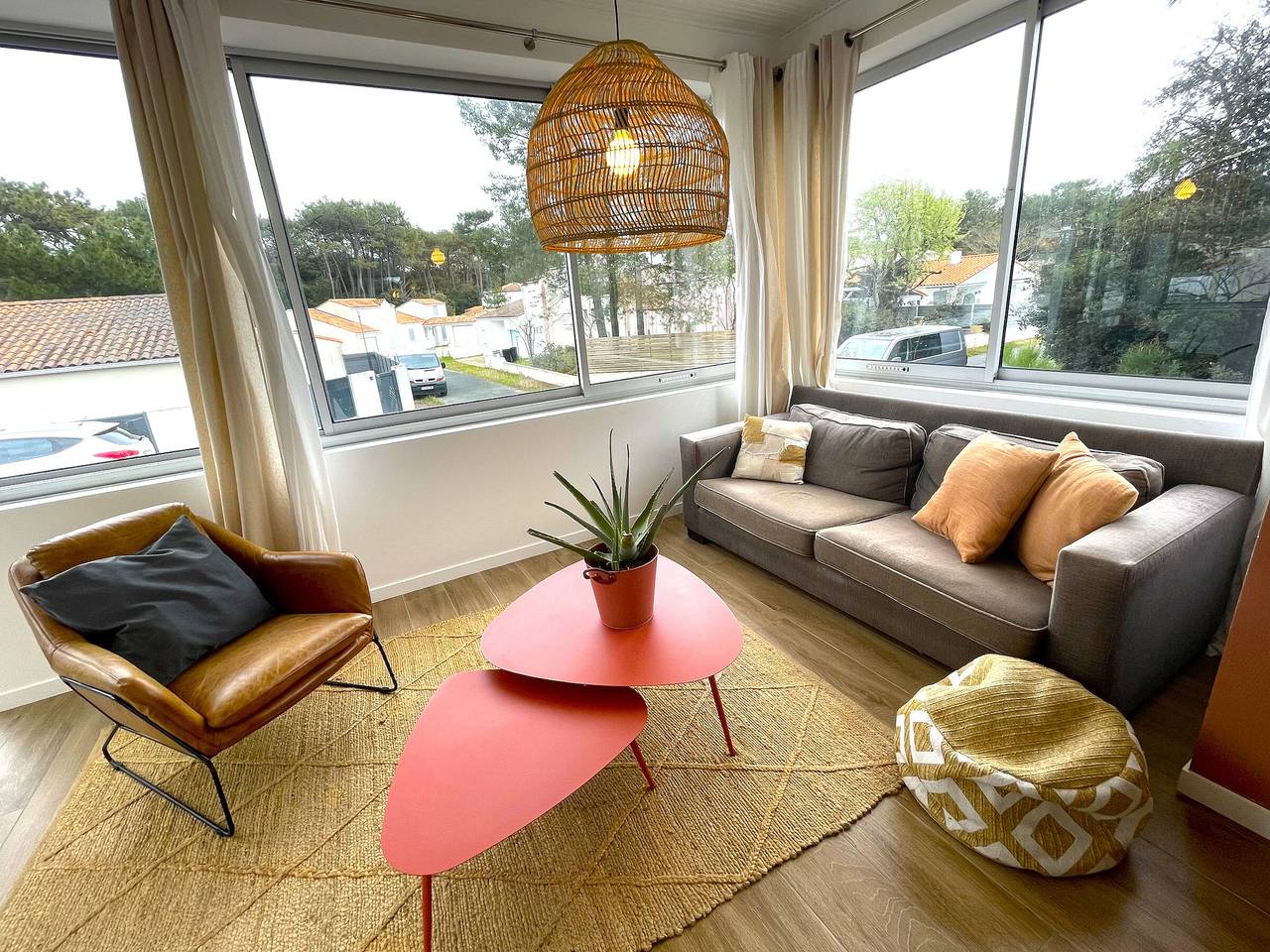 Charming Villa Near Beach with Heated Pool, Wi-Fi, Billiards, and Garage in La Tranche-sur-Mer, Vendée