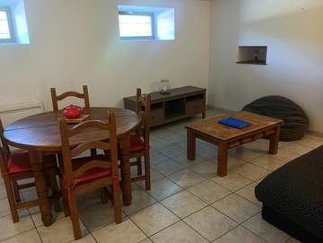 Gîte pour 4 personnes, avec jardin et vue à Neuvecelle