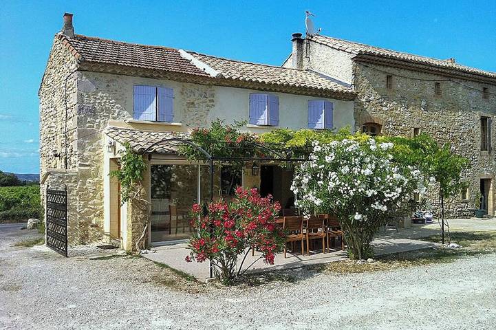 Location de vacances pour 12 personnes, avec jardin et piscine à Saint-Victor-la-Coste