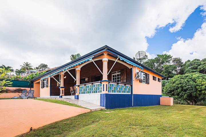 Villa pour 8 personnes, avec piscine ainsi que terrasse et jardin, animaux acceptés en Guadeloupe