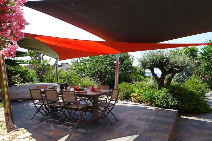 Location de vacances pour 8 personnes, avec terrasse ainsi que jardin et jacuzzi, animaux acceptés dans Plage de Vardiola