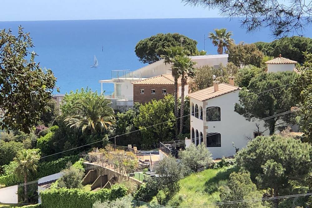 Cosy villa 10 minutes' walk from the beach, with swimming pool and jacuzzi. in Torre Valentina, Calonge