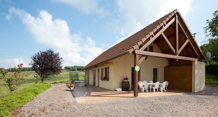 Gîte pour 8 personnes, avec terrasse ainsi que piscine et jardin dans Saône-et-Loire
