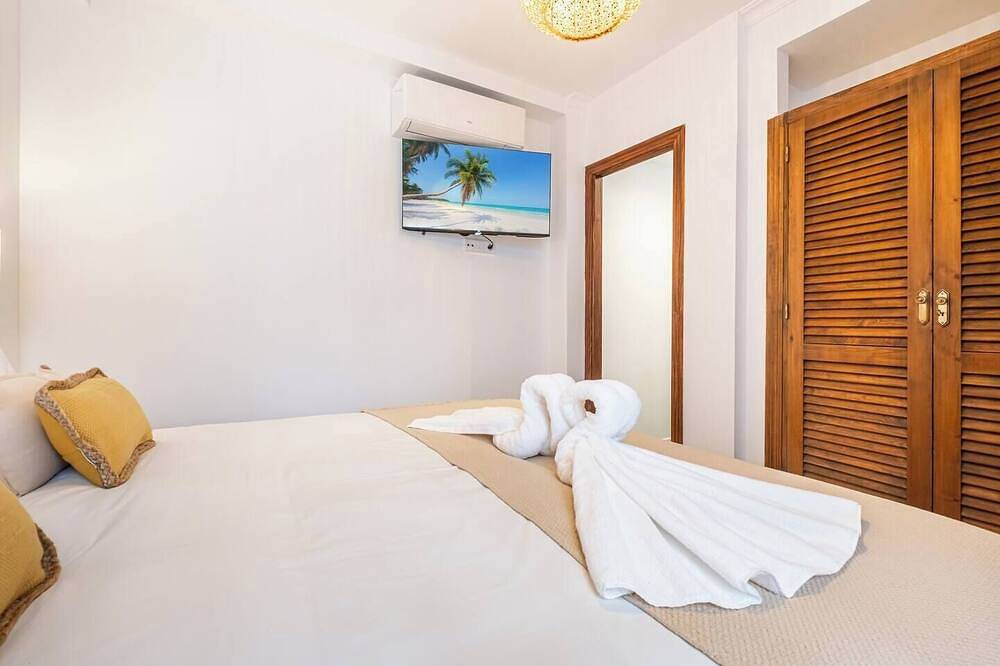 Limestone Room: With Private Bathroom 1 Min from the Sea in Playa Carrer La Mar, el Campello