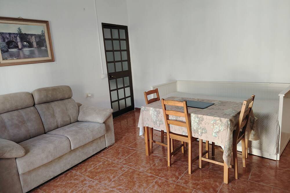 Semi-detached house with patio (near Circuito de Jerez) in Torre Melgarejo, Jerez de la Frontera