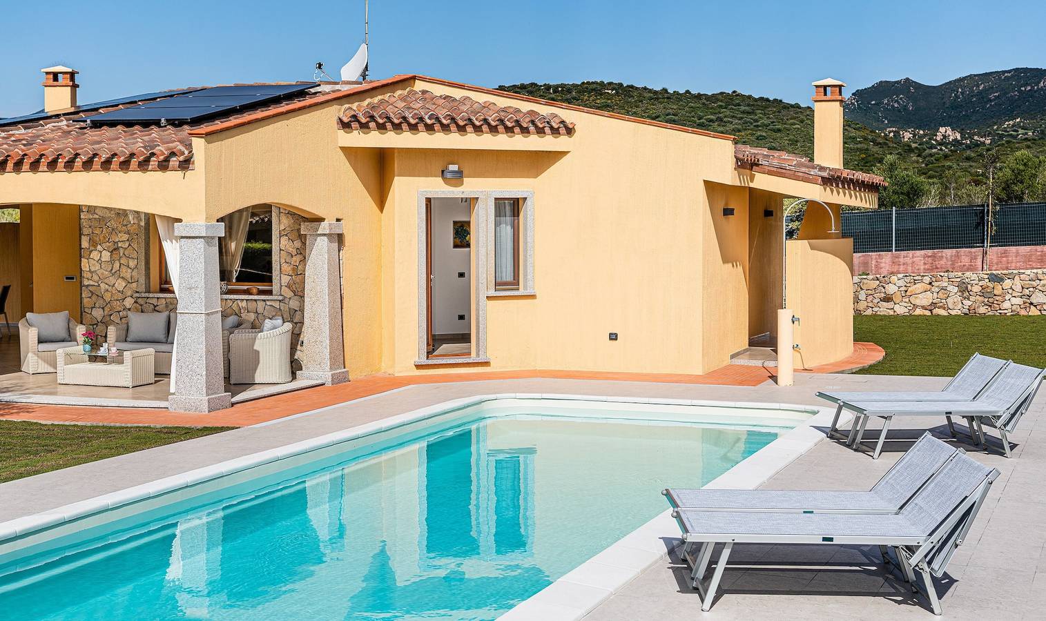 Villa 'Girasole' with Private Pool, Wi-Fi and Air Conditioning in Costa Rei, Muravera