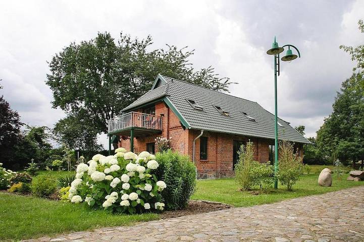 Ferienhaus für 10 Personen, mit Balkon und Terrasse sowie Garten und Seeblick