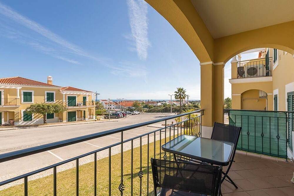 Ganze Wohnung, Wunderschönes Apartment in ruhiger Lage mit Meerblick in Alporchinhos (Atlantikküste), Porches