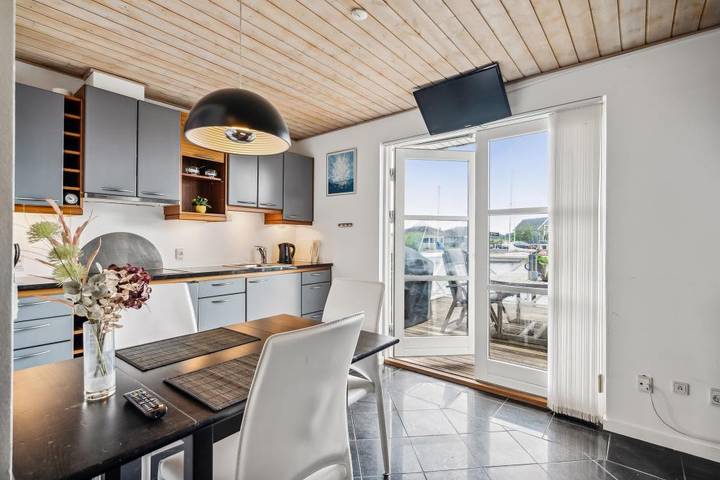 Charmantes Ferienhaus direkt am Yachthafen von Grenaa mit Terrassen zum Wasser – nah am Kattegatcenter, am Strand und gemütlichen Cafés. in Grenaa, Djursland