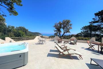 Cottage pour 6 personnes, avec terrasse ainsi que jardin et jacuzzi dans Plage De L Ovu Santu