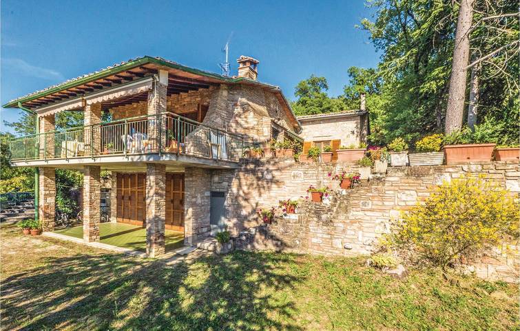 Magione Garden Apartment with WiFi & Parking in Magione, Lake Trasimeno
