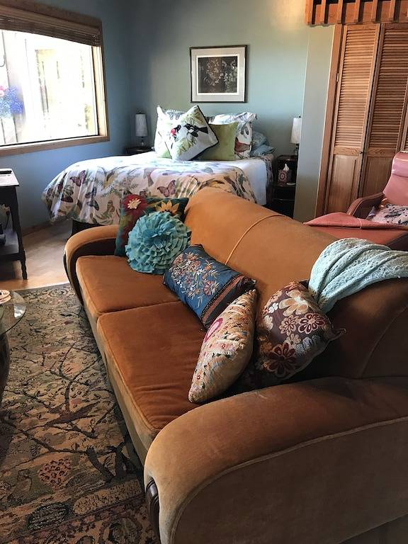 Ganze Wohnung, Blick von Ihrem Bett aus! 1. 5 Meilen von Eastsound in Orcas Island