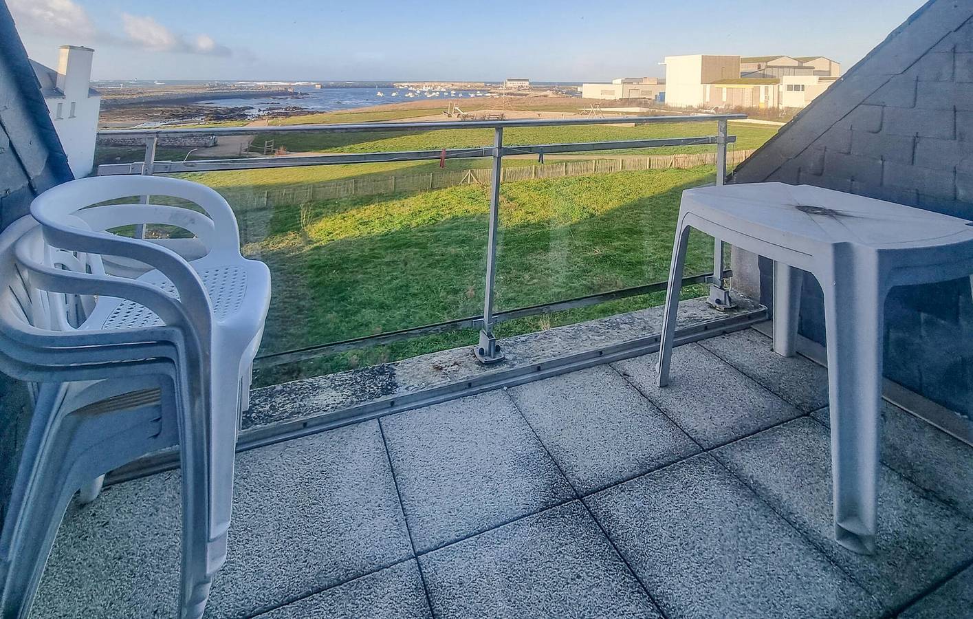 Entire holiday apartment, Seaside Apartment with Wi-Fi, Washer, and Parking in Saint-Guénolé, Penmarc'h